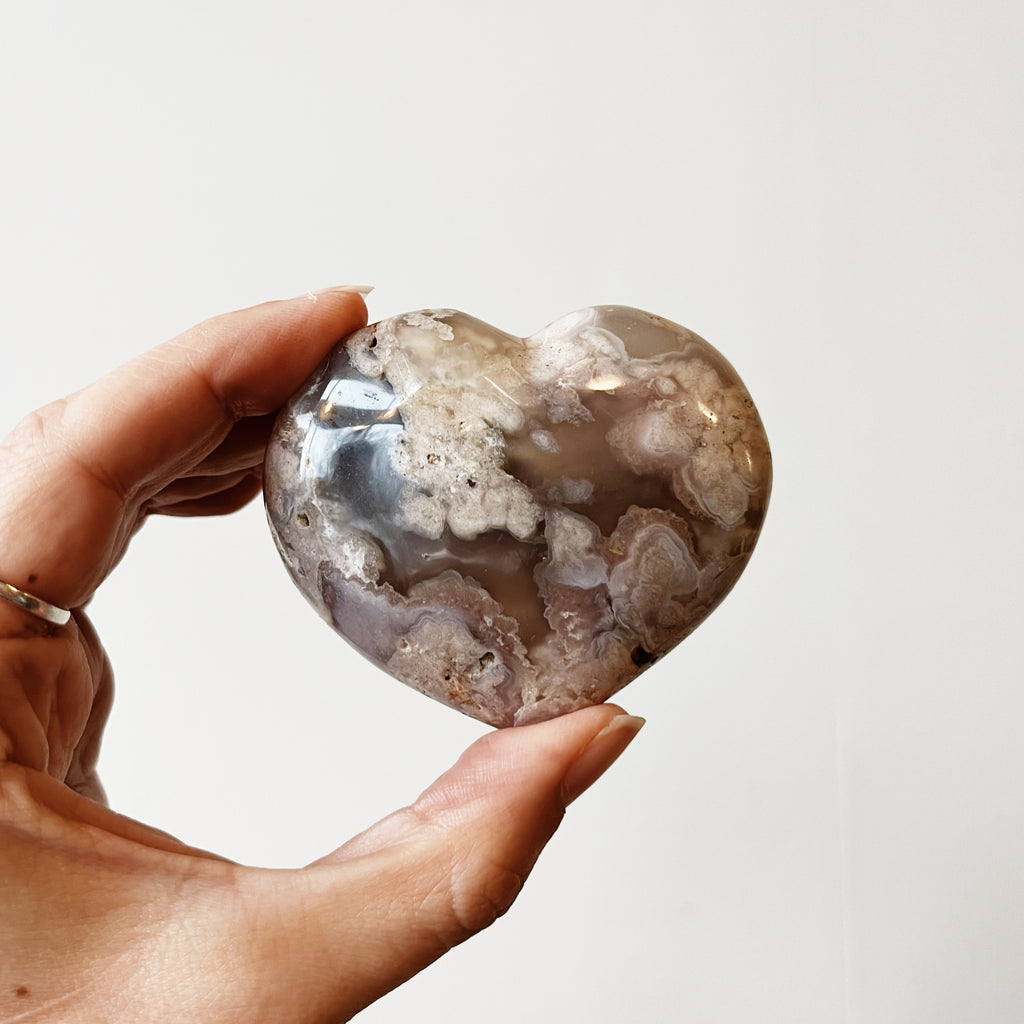 Flower Agate Heart Crystal #1 – Mercuryxshop Heart-Shaped Flower Agate Stone Decor display picture 1