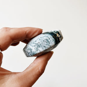 Side view of Moss Agate palm stone