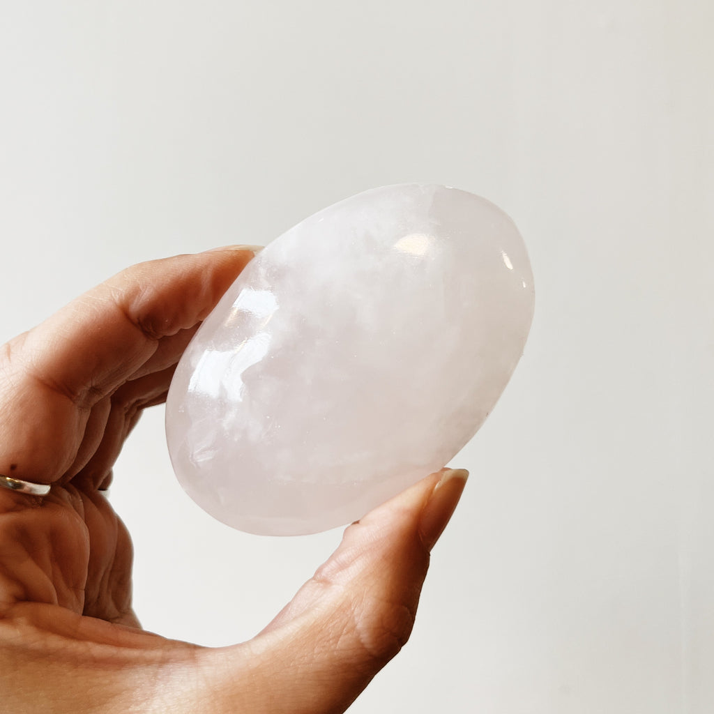 Mangano Calcite palm stone