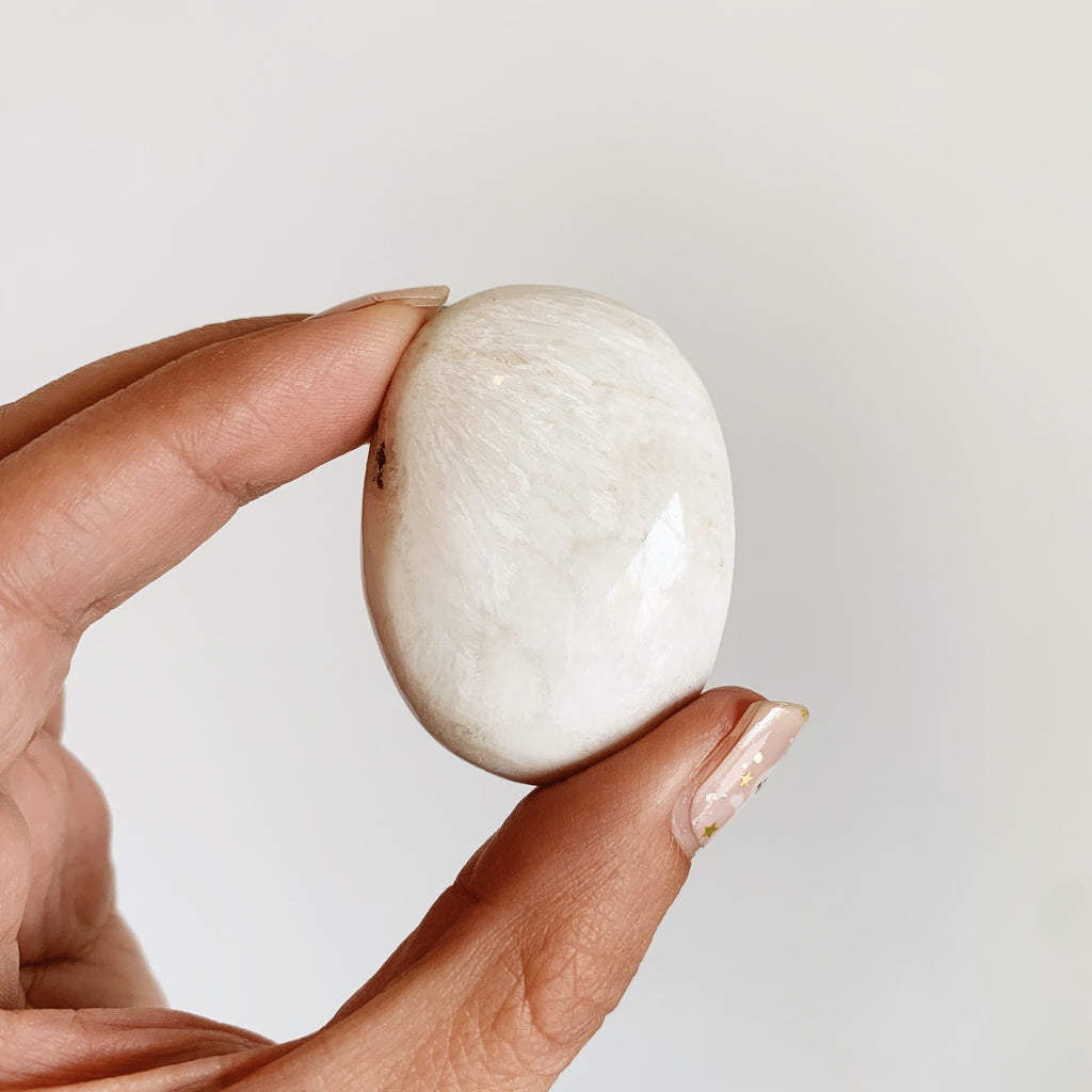 Scolecite palm stone